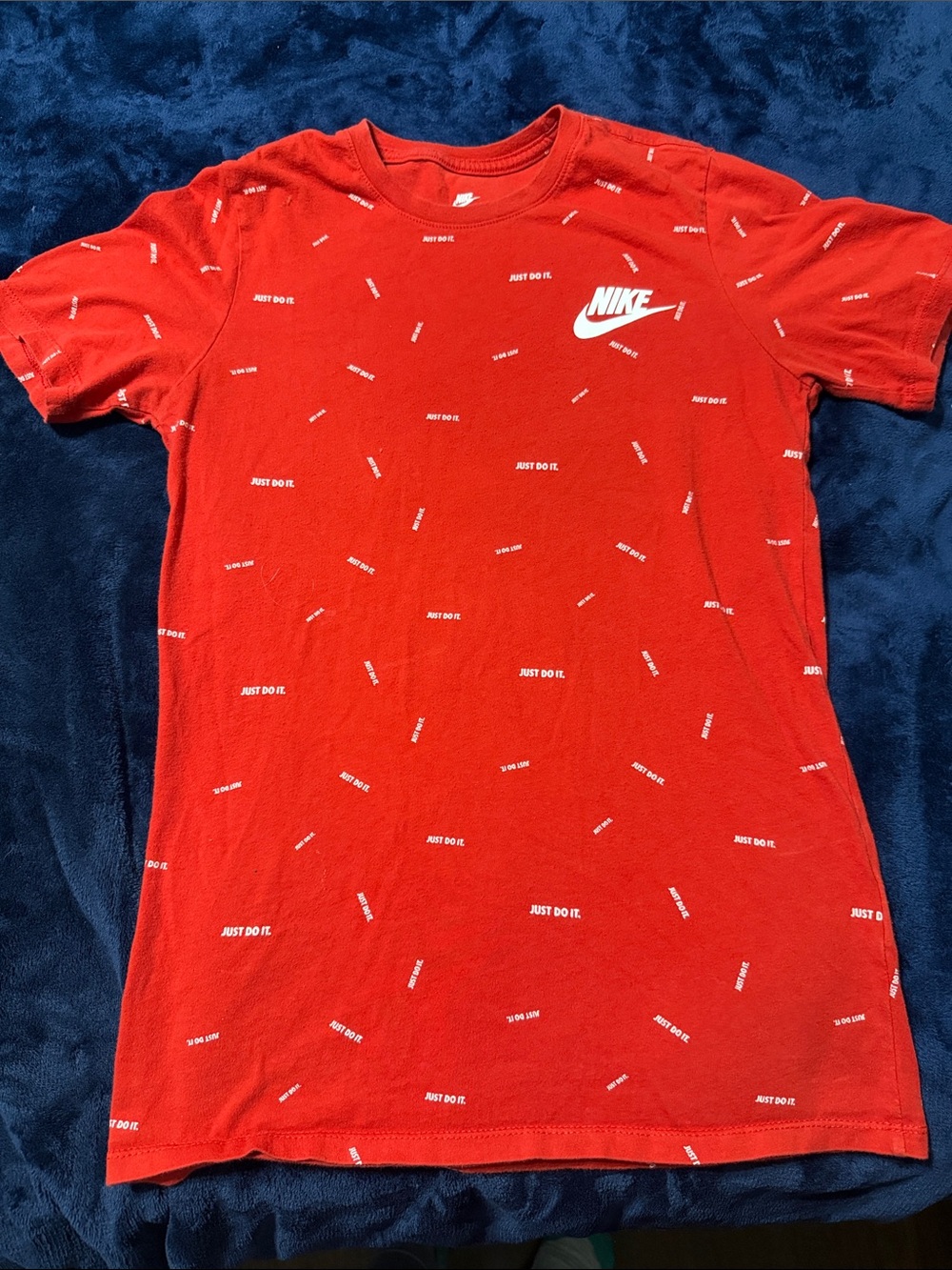 Nike Red Short-Sleeve Tee with White Logo and 'Just Do It' Repeat Print Men’s S